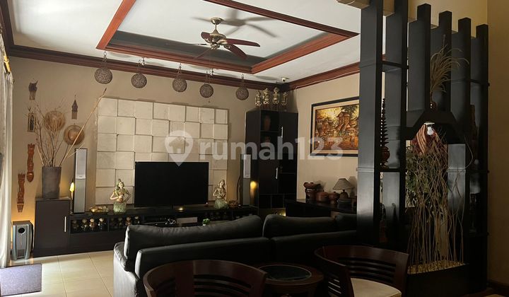 Rumah Mega Kebon Jeruk Kembangan, Jakarta Barat Luas Tanah 300 M² Luas Bangunan 291 M² Bangunan 2 Lantai 4+1 Kamar Tidur 3+1 Kamar Mandi Listrik 4400 Watt Semi Furnish Harga 5,5 Milyar Nett Setarah Njop 2