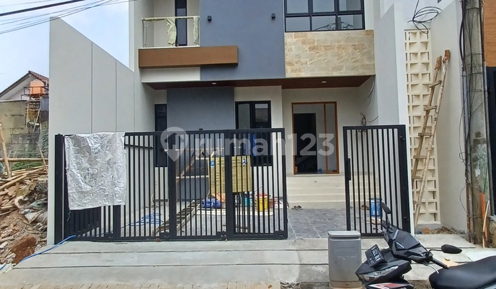 Rumah Taman Villa Meruya Jakarta Barat Luas Tanah 126 M² 7×18 M² Luas Bangunan 177 M² Bangunan 2 Lantai Kamar Tidur 3+1 Kamar Mandi 3+1hadap Selatan Listrik 3500 Watt Air Tanah Surat Shm Carport 2 Mobil Row Jalan 3 Mobil Harga 3,85 Milyar Nego