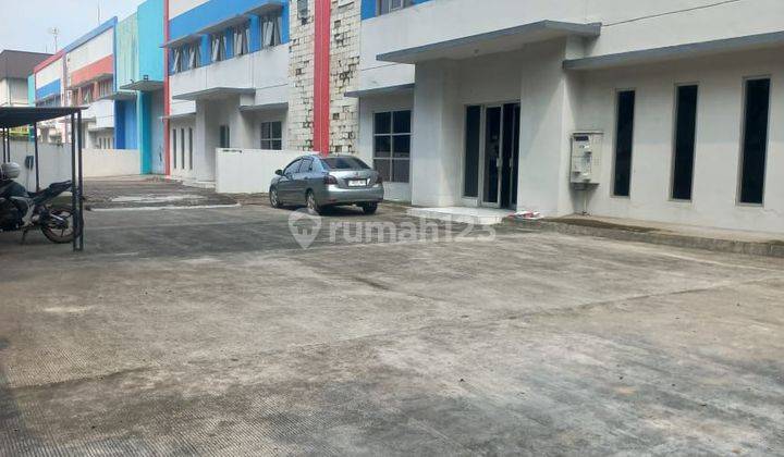 GUDANG DELTA SILICON 3  LIPPO CIKARANG
Luas tanah : 3.000 m²
Luas Bangunan :  2.600 m²
Office : 
Listrik 16.500 kva
Air : WTP 
Tersedia : WWTP 
Tinggi celling : kiri kanan 7 , tengah 9 
Kekuatan lantai : 2 ton per meter persegi 
produksi : bisa 
IMB : gud 2