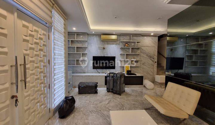 Green Lake City - Amerika Latin 

luas Tanah 180 M² ( 10x18 M² )
luas Bangunan  250 M²
bangunan 2 Lantai. Full Renovasi Dan Full Furnished. Full Marmer. Harga 5,7 Milyar 2