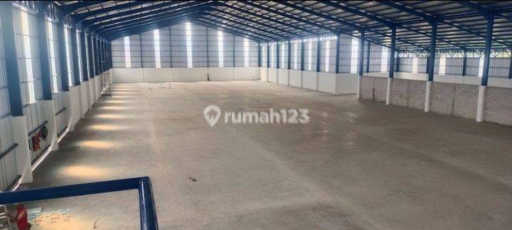 Gudang Cikupa. Deket Citra Raya, Tangerang. Gudang Baru. Luas Tanah 1 Ha. Luas Bangunan 3700 M². Seling Gudang Samping 9 M². Seling Gudang Tengah 13 M². Bebas Pungli. Bebas Banjir. Harga 50rb/m²/bulan 2