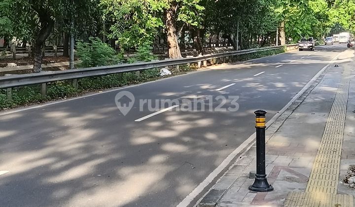 New Building in Plumpang Semper, 4-Storey Building. Land Area 700m2. Building Area 1400m2. Beside Main Road. Price 20 Billion Negotiable.