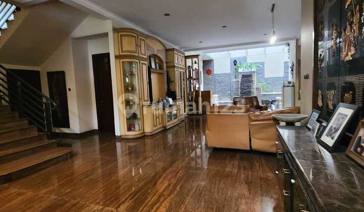 Rumah Siap Huni di Puri Indah, Jakarta Baratluas Tanah 450 M² ( 15X40 )Luas Bangunan 900 M² Bangunan 3 Lantai4+3 Kmr Tidur4+1 Kmr Mandilistrik 7.700 Watt Shmopen Price 25M Nego