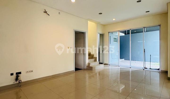 Rumah Si Green Lake City. Cluster Amerika Latin. Luas Tanah 180m2 Luas Bangunan 211m2. Dapur Sdh Tutup Sebagian Dan Lantai Sdh Konblock. Hadap Utara. Harga 4,5 Milyar Nego