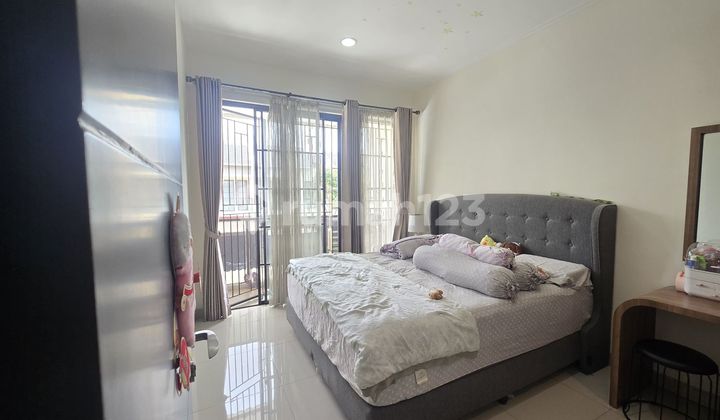 Rumah Green Village, Lokasi Bagus dan Strategis. Unit Rapi dan Full Renov + Full Furnish. Harga Murah 1,6 Milyar Nego