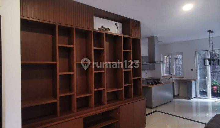 Cluster Amerika Latin
luas Tanah 144 M²  (  8x18 M²  )
bangunan 2,5 Lantai
luas Bangunan 190 M²
design Interior 
semi Furnish ( Semua Yg Nempel Di Tinggal)
2 Kamar Tidur
1 Ruang Kerja 
3 Kamar Mandi
listrik 4400
surat Shm
harga 4m Nego. 2