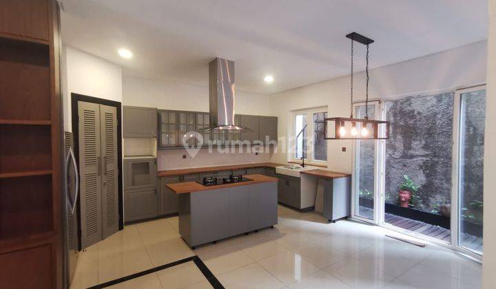 Cluster Amerika Latin
luas Tanah 144 M²  (  8x18 M²  )
bangunan 2,5 Lantai
luas Bangunan 190 M²
design Interior 
semi Furnish ( Semua Yg Nempel Di Tinggal)
2 Kamar Tidur
1 Ruang Kerja 
3 Kamar Mandi
listrik 4400
surat Shm
harga 4m Nego. 1