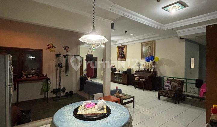 Rumah Daerah Tebet Barat Benefit- Lokasi Sangat Strategis Di Pusat Kota Dan Pusat Bisnis- ⁠two Gate System And 2 Flow- ⁠lokasi Rumah Dekat Gate- 5 Menit Ke Patung Pancoran- ⁠5 Menit Ke Akses Tol Pancoran Mt Haryono - ⁠5 Menit Akses Transportasi Umum- ⁠beb