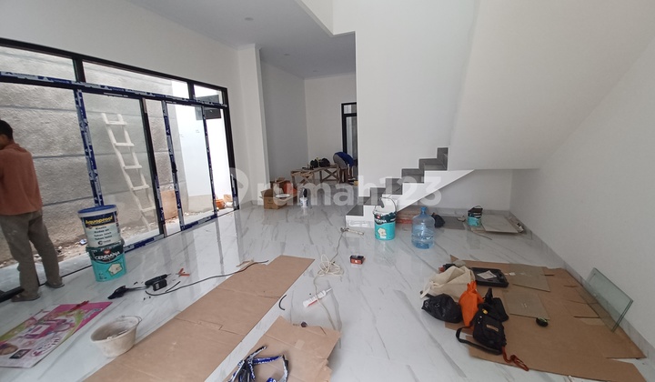 Rumah Taman Villa Meruya Jakarta Barat Luas Tanah 126 M² 7×18 M² Luas Bangunan 177 M² Bangunan 2 Lantai Kamar Tidur 3+1 Kamar Mandi 3+1hadap Selatan Listrik 3500 Watt Air Tanah Surat Shm Carport 2 Mobil Row Jalan 3 Mobil Harga 3,85 Milyar Nego 2