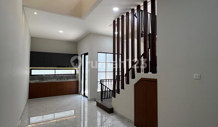 Rumah Baru Tomang Luas Tanah 90 M² ( 5x18 )luas Bangunan 195 M² Bangunan 3 Lantai Kamar Tidur 3+2 Kamar Mandi 3+1 Listrik 4400 Watt Air Pam Garasi 2 Mobil Hadap Barat Daya Jalan 2 Mobil Harga 3,3 Milyar Nego