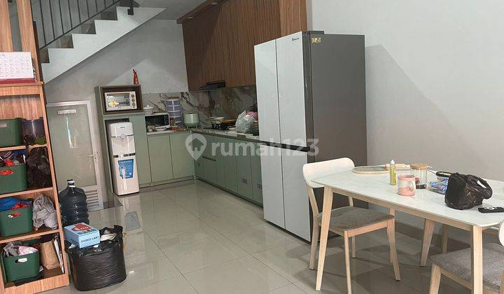 Rumah Di Jln Dr Nurdin
luas Tanah 60 M²  ( 4x15 )
luas Bangunan 160 M²
2 Kamar Tidur
3 Kamar Mandi
bangunan 3 Lantai
ac 3 Unit
kithcen Set
kulkas
semi Furnish
harga 2.6m (nepis) 2