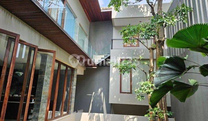 Owner Mau Pindah Keluar Kota Rumah Di Puri Indah - Jakarta -
luas Tanah 407 M²
luas Bangunan 1000 M². Full Furnished Mewah. Harga 27,5 Milyar Nego Sampai Deallll.  2