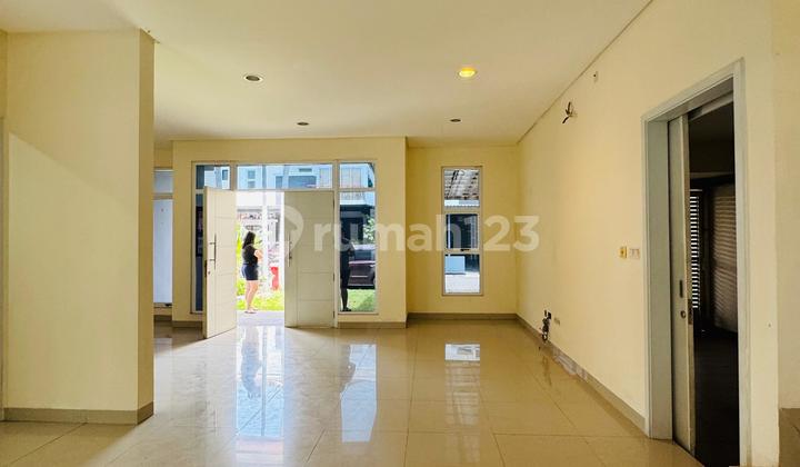 Rumah Si Green Lake City. Cluster Amerika Latin. Luas Tanah 180m2 Luas Bangunan 211m2. Dapur Sdh Tutup Sebagian Dan Lantai Sdh Konblock. Hadap Utara. Harga 4,5 Milyar Nego 2