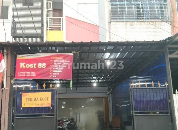 Kost Hayam Wuruk, Gaja Mada. Luas Tanah 119m2. Luas Bangunan 475m2. Bangunan 5 Lantai. 18 Kamar Tidur + 18 Kamar Mandi. Harga 6,5 Milyar Nego