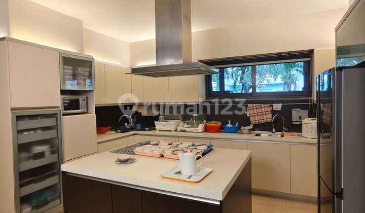 Sunter Paradise 2, North Jakarta, Land Area 300 m², Building Area 600 m², 3-Story Building, Corner Position, 4+1 Bedrooms, 4+1 Bathrooms, Fully Furnished, SHM Certificate, East-South Facing, Price 10.5 Billion Negotiable. 2