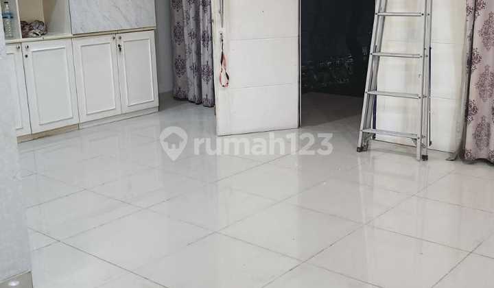 Rumah di Green Lake City Cluster Amerika Latin Luas Tanah 180 M² ( 10X18 M2 )Luas Bangunan 235 M²Kmr Tdr 4+1 Kmr Mnd 3+1 Surat SHM Hadap Selatan Sudah Renov Ac 5 Unit Semi Furnish ( Kitchen Set ) Tersewa Sampai Juni 2026 Harga : 5.3M Nego