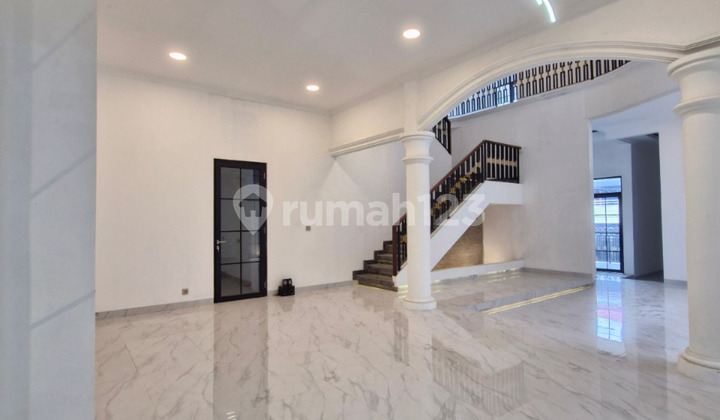 Luxury House in Tomang, Prime Location by Main Road, Land Area 313 m², Building Area 700 m², Facing: South, 4 + 1 Bedrooms, 3 + 1 Bathrooms, Electricity 7,700 Kwh, Piped Water, Selling Price 12.5 Billion, Negotiable Until Deal is Done! 2