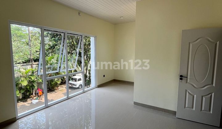 Whelford Greenwich House, Bsd City Land Area 84 M² (6X14) Building Area 151 M² 3-Story Building 3+1 Bedrooms 4 Bathrooms Loft/ Attic Room Carport for 2 Cars PPJB Letter Electricity 3500W | 1 AC | 1 Water Heater Kitchen Set Drying & Laundry Area | Work Space 2