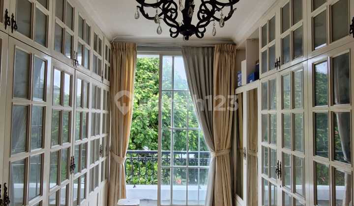 Mediterranean Hill Golf House, a very strategically located home with toll access and lake view near the mall. Fully furnished in luxurious condition. Land area 234m2. Building area 300m2. Price 420M/year. 2