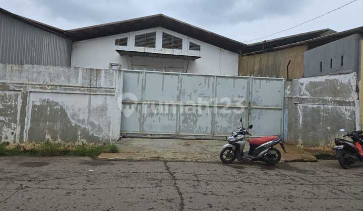 Miami Warehouse, Kayu Besar  
Land Area 800 m²  
Building Area 700 m²  
Electricity Included  
40-Foot Container Access  
IDR 450M/year, Minimum 2 Years