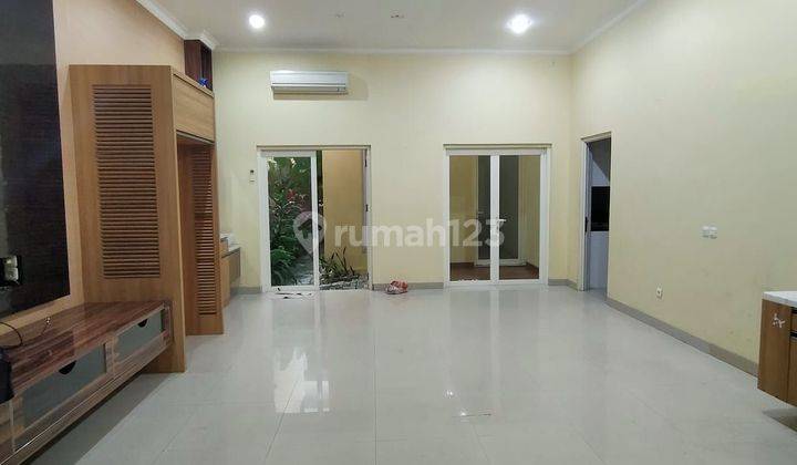 Rumah  Di Mediterania Boulevard, Pik.
jakarta Utara

kondisi Rapi,siap Huni.
semi Furnish
basement
garasi. Harga 250jt/Th 2