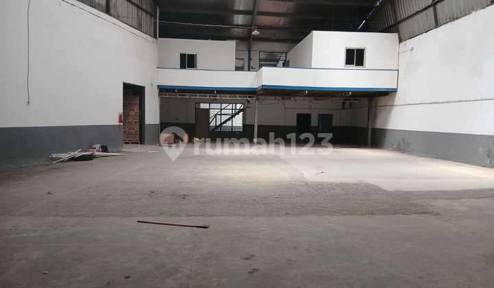 Gudang Siap Pakai di Pinggir Jalan Nasional