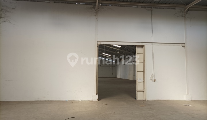 Ready-to-use warehouse for rent in industrial zone.