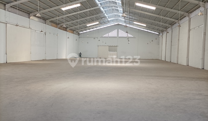 Ready-to-use warehouse for rent in industrial zone.
