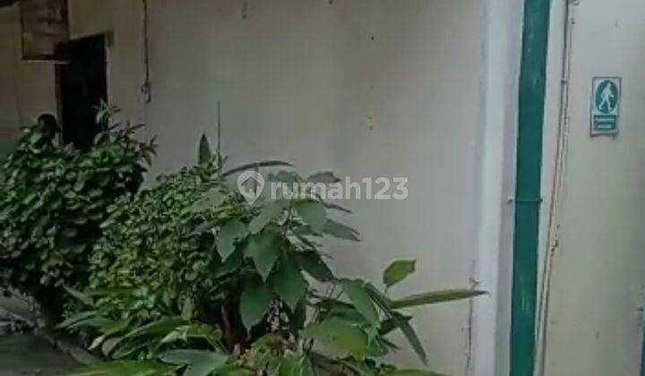 Gudang mandiri di zona industri 5