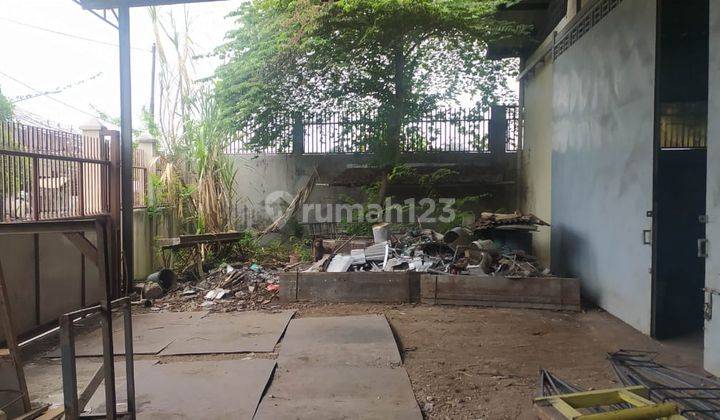 Gudang di pinggir jalan utama zona kormersial 3