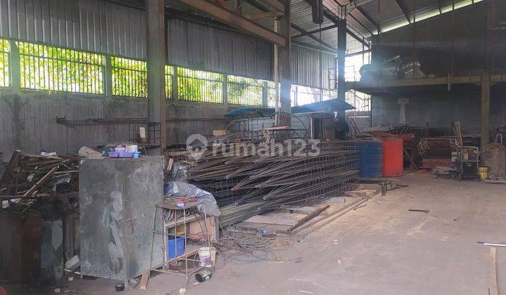 Gudang di pinggir jalan utama zona kormersial 4