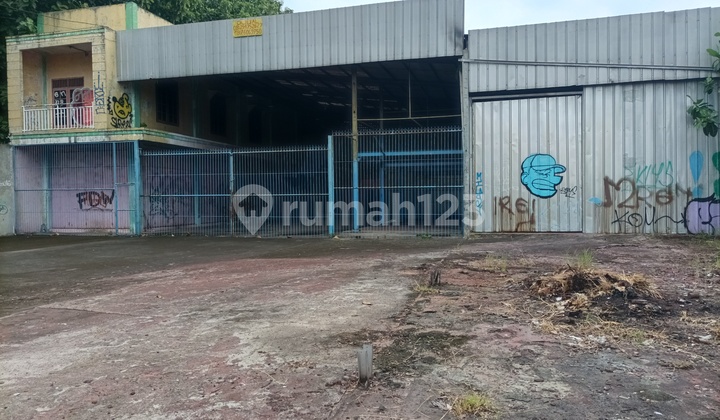 Tanah zona komersial ada bangunan eks material