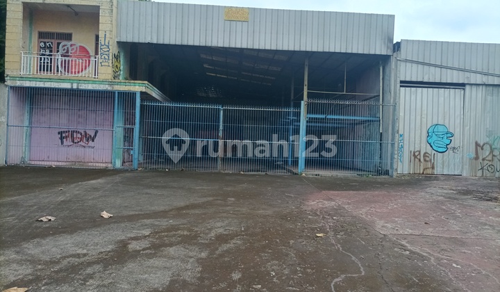 Tanah zona komersial ada bangunan eks material