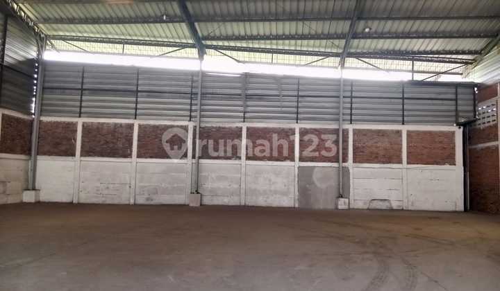 Warehouse in a Ready-to-Use Area