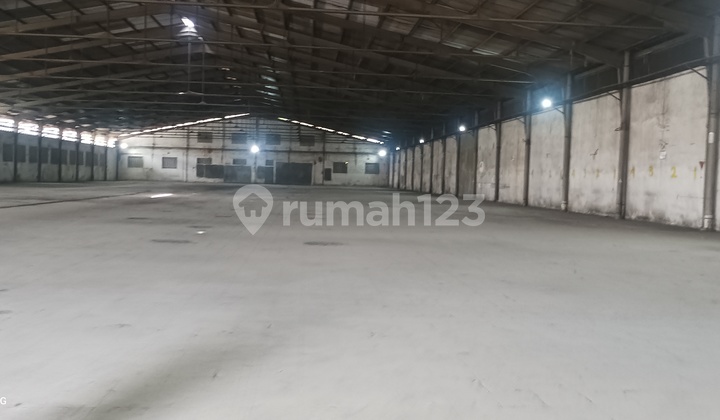 Gudang Siap Pakai Parkir Luas