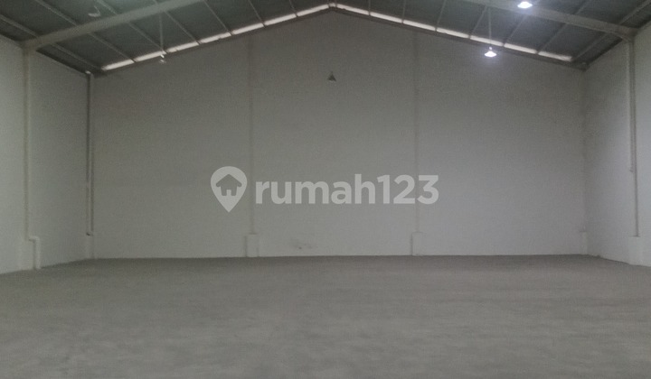 Gudang Dalam Kawasan Industri Besar Siap Pakai
