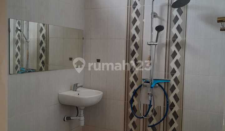 Disewakan Rumah Furnished 3 Lantai Tengah Kota di Sayap Pajajaran 2