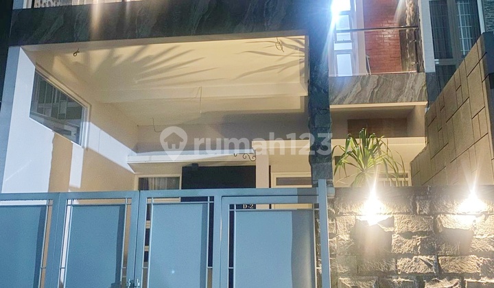 Jual Cepat! Rumah Modern 2 Lt Furnish + Kolam Ikan Dekat Araya 