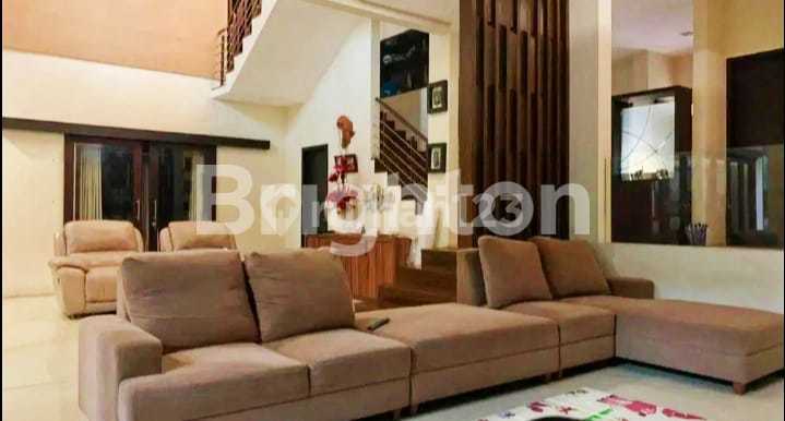 Jual Cepat!! Rumah Mewah 3 Lt Lokasi Strategis Di Poros Jln Suhat 2