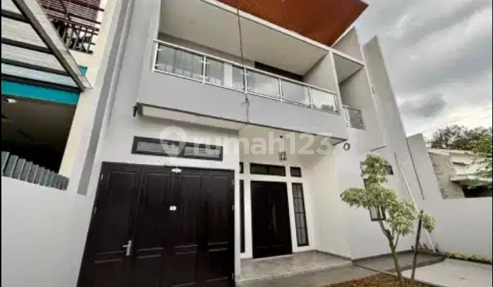 Rumah Baru Dengan Private Pool Di Bsd Griya Loka Row Jalan Lebar 1