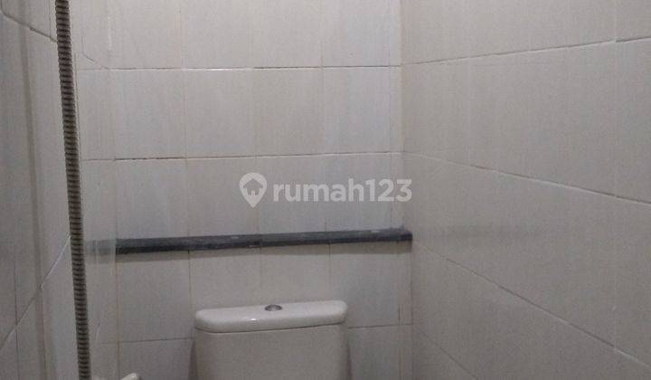 Disewakan kantor 5 ruang kerja ber-AC dan parkiran luas 6