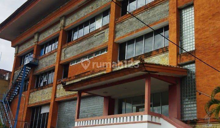 Disewakan gedung kantor 3 lantai plus basement di Renon 2