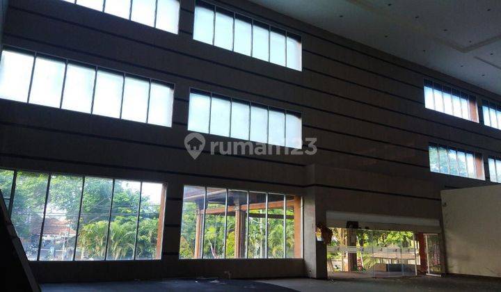 Disewakan gedung kantor 3 lantai plus basement di Renon 1