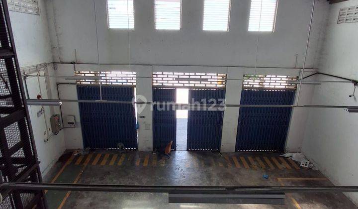 Disewakan gedung mezanine 2 lantai dan lift di Seminyak 1