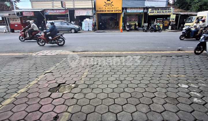 For Rent: Attached Shophouse with Spacious Parking on Main Road, Densel Bali 2