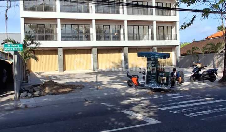 For Rent: New 3-Story Shop with Ample Parking on Main Road, Kuta Bali