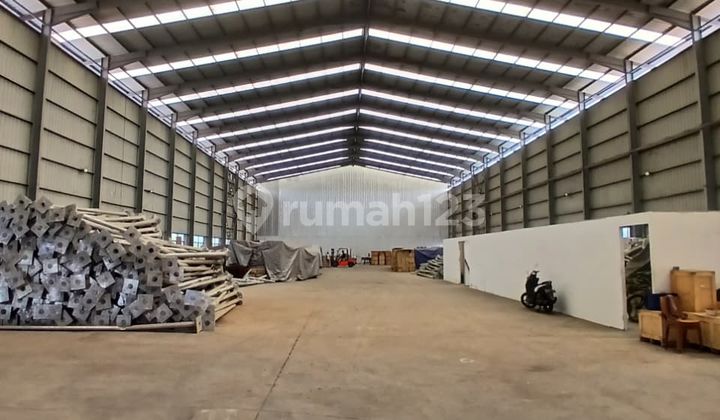 Warehouse for rent by the East Bekasi toll road. Warehouse for rent by the East Bekasi toll road.