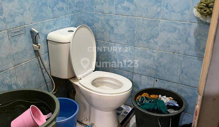 kamar mandi rumah dekat sekolah di taman