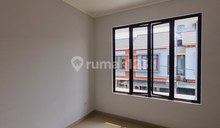 Rumah Siap Huni 2 Lantai 3 KT 2 KM Dekat Graha Raya Bintaro SHM 2