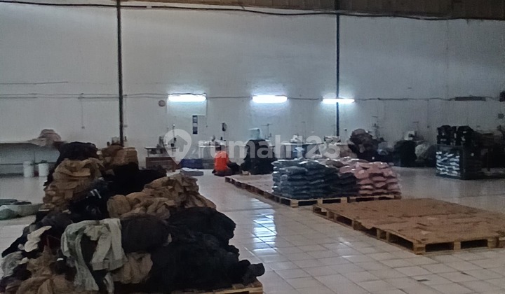 For Sale / for Sale
Former Garment Factory
Neat, Clean, Well-Maintained, Very Suitable for Investors and Business Owners.
Location: Kopo Katapang - South Bandung
Gray Zone (Industrial)
Land Area: 3870 m²
Building Area: ± 4016 m²
Front Width: 40 m
Electricity: 30 Kva (Private Substation)
Orientation: North For Sale / for Sale
Former Garment Factory
Neat, Clean, Well-Maintained, Very Suitable for Investors and Business Owners.
Location: Kopo Katapang - South Bandung
Gray Zone (Industrial)
Land Area: 3870 m²
Building Area: ± 4016 m²
Front Width: 40 m
Electricity: 30 Kva (Private Substation)
Orientation: North